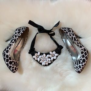 🌸COSMOPOLITAN shoes size 8 used in excellent condition, new necklace included.